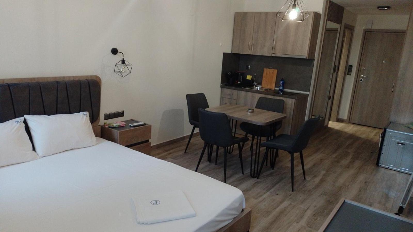 Blue Wave Luxury Suites Nea Iraklitsa Habitación foto